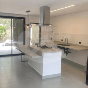 Casa à Venda em Santana de Parnaíba – Alto Padrão, Fundo para a Mata e Piscina Privativa no Villas do Jaguari