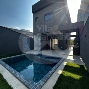 Casa à Venda no Villas do Jaguari – 3 Dorms, Suíte, Área Gourmet e Piscina em Rua Privilegiada de Cajamar