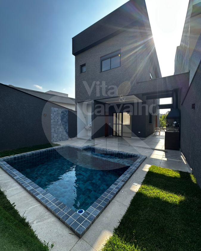Casa à Venda no Villas do Jaguari – 3 Dorms, Suíte, Área Gourmet e Piscina em Rua Privilegiada de Cajamar